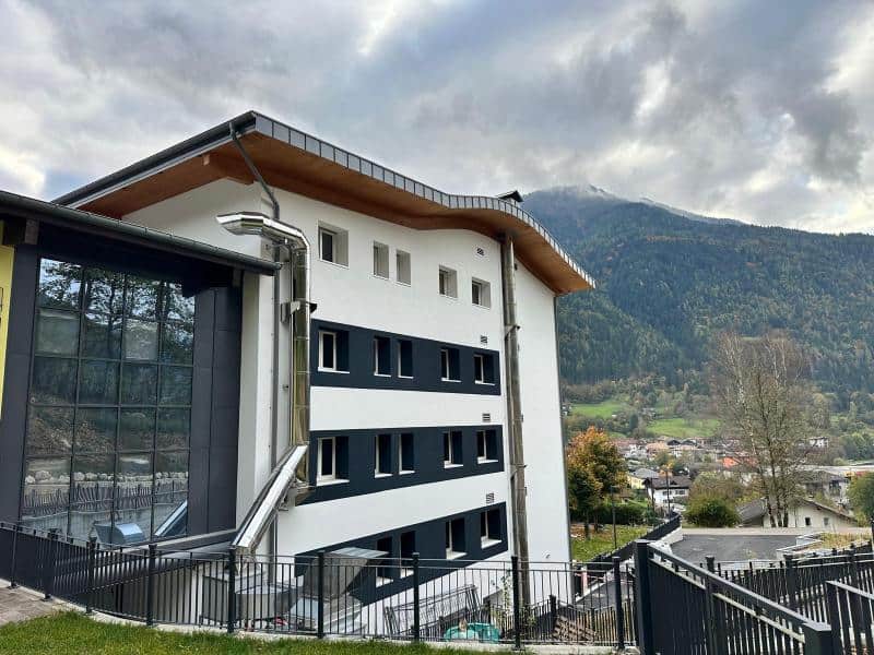 Edificio in fase di ristrutturazione con vista sulle montagne e sul paesaggio circostante.