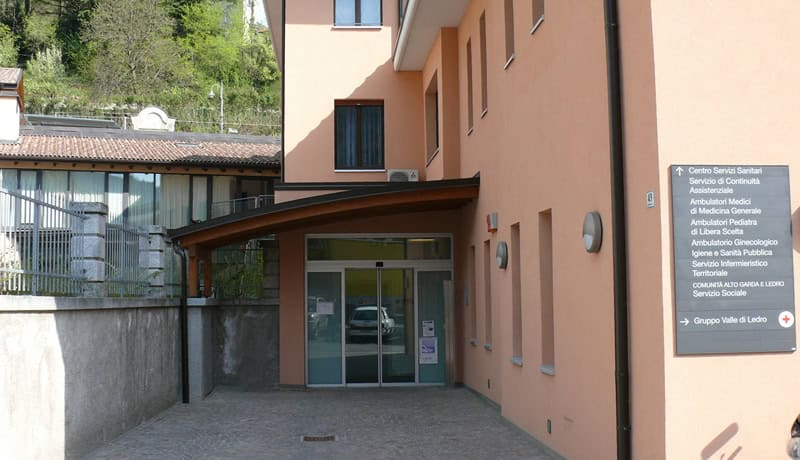 Ingresso principale del centro sanitario a Bezzecca con segnaletica esterna.